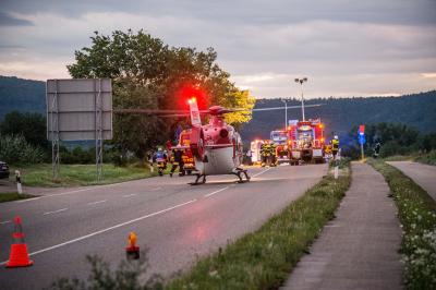 Weinstadt-Endersbach: 45-jaehriger wird nach Ueberschlag mit Pkw lebensgefaehrlich verletzt